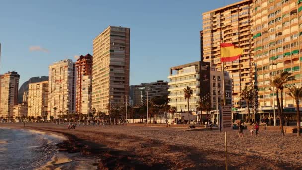Spaanse Vlag Wapperend Wind Het Strand Van Benidorm Laat Middag — Stockvideo