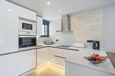 Modern mutfağın tezgahında elmalı meyve kasesi