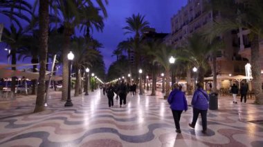 Geceleri Alicante gezinti güvertesinde yürüyen insanların yavaş çekim videosu