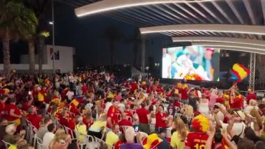 Euro 2024 futbol maçı boyunca taraftarlar tezahürat yapıyor. Lamine Yamal büyük ekranda kalp işareti veriyor.