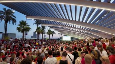 İspanya futbolu taraftarları Torrevieja 'da Paseo Vistalegre' de Euro 2024 finalini izliyorlar.