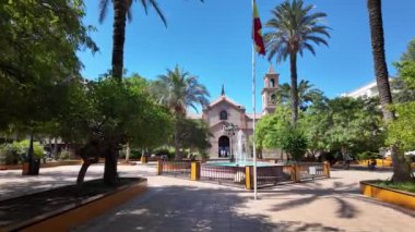 İleri doğru hareket eden kamera görüntüsü, Torrevieja Plaza de la Constitucin 'deki Parroquia Arciprestal de la Inmaculada Concepcin' e yaklaşımını yakalar.