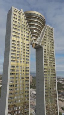 Benidorm 'daki ikonik Intempo gökdelenin tepeden tırnağa görüntülerini çeken dikey video sondajı, tatil ve yerleşim yerlerini gösteriyor.