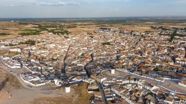 Campo de Criptana, İspanya 'nın hava manzarası, geleneksel yel değirmenlerini ve kırsal alanlarla çevrili kasabanın genişleyen planlarını gösteriyor.