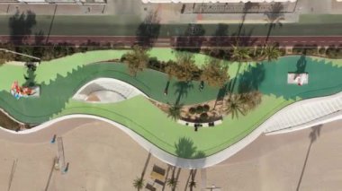 Drone, Av 'daki yeni gezinti güvertesine doğru yavaşça yükseliyor. Benidorm 'daki de la Armada Espanola, İspanya' nın başkenti Kosta Blanca 'da sahili, bisikletçileri ve yayaları gözler önüne seriyor.