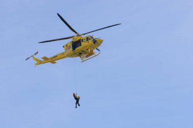 Sarı bir kurtarma helikopteri Murcia, İspanya 'daki San Javier Hava Gösterisi' nde bir gösteri yapıyor.