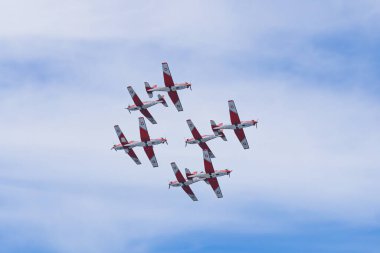 San Javier Hava Gösterisi 2024 'te yapılan akrobatik gösteride altı uçak, hassas uçuş becerileri sergiliyor.