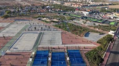 İHA, La Siesta Park, Torrevieja 'daki spor sahalarında yavaşça uçuyor. Padel kortları, oyun alanlarını ve kentsel çevreyi vurguluyor..