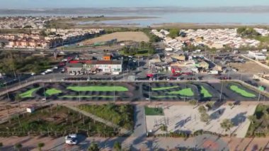 İHA, La Siesta Park, Torrevieja 'daki spor sahalarında yavaşça uçuyor. Padel kortları, oyun alanlarını ve kentsel çevreyi vurguluyor..