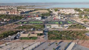 İHA, La Siesta Park, Torrevieja 'daki spor sahalarında yavaşça uçuyor. Padel kortları, oyun alanlarını ve kentsel çevreyi vurguluyor..
