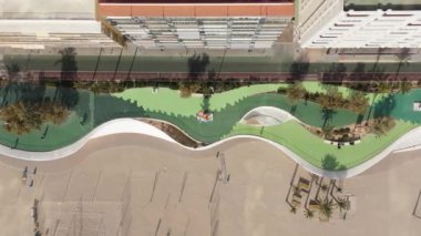 Benidorm 'un sahil manzarası, kumlu sahil ve sakin Akdeniz sularının kıyı şeridi boyunca uzandığı modern gökdelenler ve devam eden inşaatın bir karışımını vurguluyor..