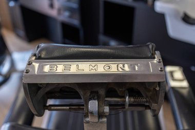 Belmont berber koltuklarının krom metal tasarımı ve profesyonel işçiliğiyle ilgili ayrıntılı yakın plan görüntüleri..