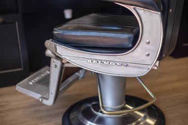 Belmont berber koltuklarının krom metal tasarımı ve profesyonel işçiliğiyle ilgili ayrıntılı yakın plan görüntüleri..