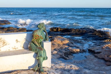 Torrevieja 'daki Bella Lola heykeli, elinde çiçeklerle denize bakan ve hiç dönmeyen denizcileri bekleyen kadınları onurlandırıyor..
