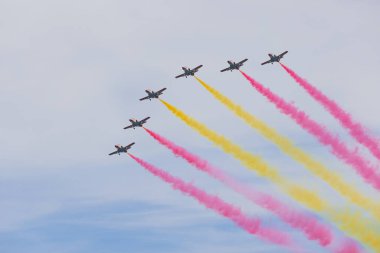 Aerobatik uçaklar, San Javier Hava Gösterisi sırasında İspanyol bayrağının renginde canlı dumanlar saçarak dizilirler..