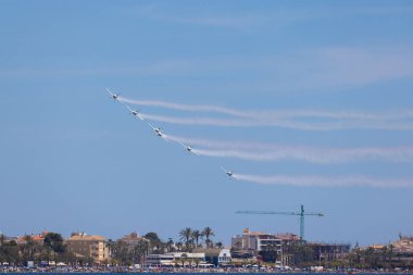 İspanya 'nın Murcia kentindeki San Javier Hava Gösterisi' nde senkronize hava gösterisi düzenlenerek büyük bir kalabalık cezbedildi..
