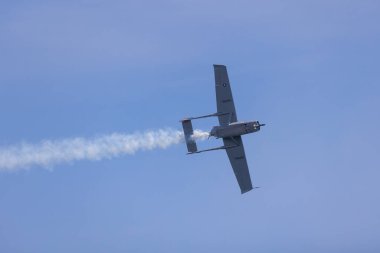 İspanya 'nın Murcia kentindeki San Javier Hava Gösterisi sırasında bir uçak akrobatik bir manevra gerçekleştiriyor..