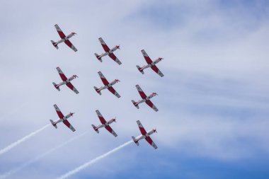 İsviçre Hava Kuvvetleri Patrouille Suisse akrobatik takımı bir hava gösterisi sırasında hassas bir formasyon manevrası gerçekleştirdi.