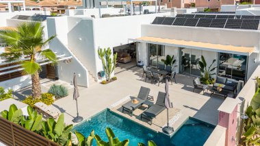 Torrevieja 'da özel bir havuz, çatı girişi, geniş açık hava oturma, bereketli peyzaj ve güneş panelleri olan çağdaş bir villa..