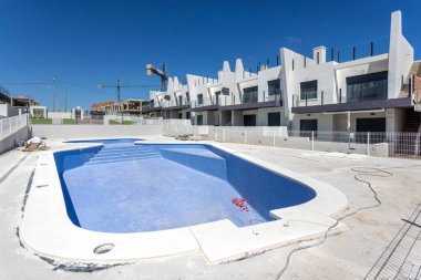 İspanya 'nın Costa Blanca kentinde yapım aşamasında olan modern bir apartman kompleksi manzarası..