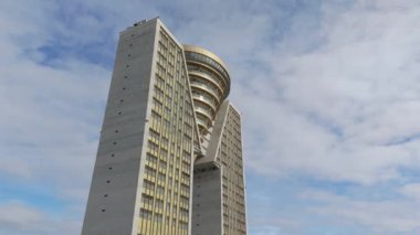 Benidorm 'daki yeni sahil şeridinin tepeden aşağı hava manzarası, dalgalı tasarımı, bitişik binalar ve kumlu plajlar, güneşli bir günde gölgeler bırakan palmiye ağaçları..