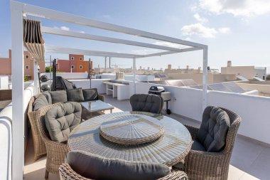 La Herrada, Montesinos 'ta şık bir çatı, hasır koltuklar, yemek alanı, barbekü ızgarası ve mahallenin panoramik manzarası..