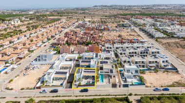 La Herrada, Montesinos, İspanya 'da güneş panelleri, özel havuz ve tropikal manzaralı lüks bir villanın havadan görünüşü vurgulanarak vurgulandı..