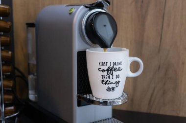 Krups Nespresso kahve makinesinin yakın plan çekimi. Espresso bardağına ilk önce kahve içerim sonra bir şeyler yaparım..