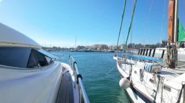 Torrevieja Marina 'da Bağlı Yatlar Arasında Görünüm