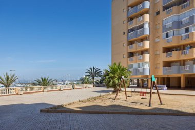 Çembersel çocuklar güneşli gökyüzünün altında çevredeki tropikal peyzaj ve dairelerle havuz oluşturuyorlar.