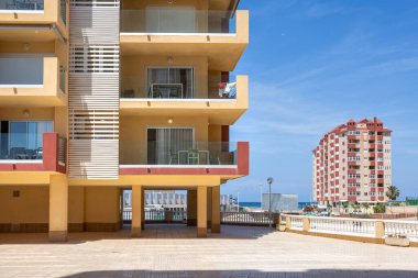 Açık hava yemek masası deniz ve marina manzaralı özel bir terasta, kıyı yaşamı için ideal..