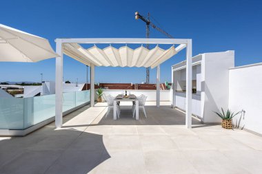 Yemek masası, güneşlik ve panoramik manzaralı geniş çatı terası..