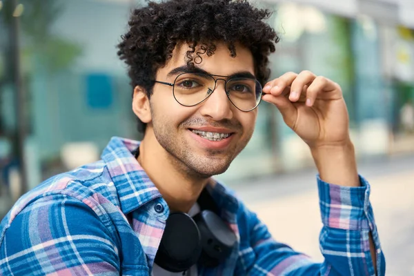 笑顔のスマート中東学生の肖像画 ブレース カメラを見てスタイリッシュな眼鏡を着用し 教育の概念 — ストック写真