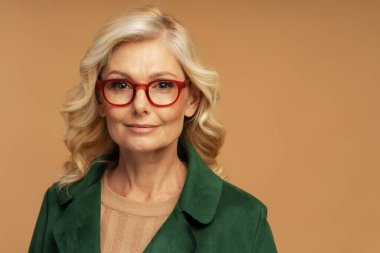 Arka planda izole edilmiş kırmızı gözlük takan kendine güvenen bir iş kadınının stüdyo portresi. Başarılı iş konsepti    
