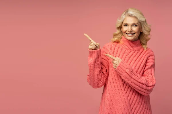 스웨터를 분홍색 배경에 고립된 복제품 공간에 손가락을 내밀고 — 스톡 사진