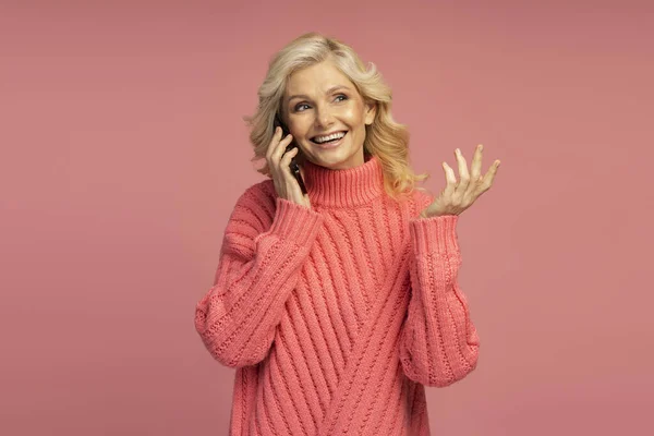Lächelnde Schöne Reife Frau Stylischem Winterpullover Die Auf Dem Handy — Stockfoto