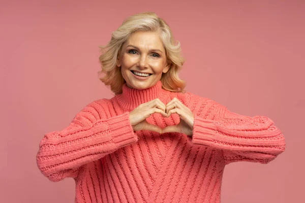 스웨터를 분홍색 배경에 만남아 아름다운 미소짓는 감정의 — 스톡 사진