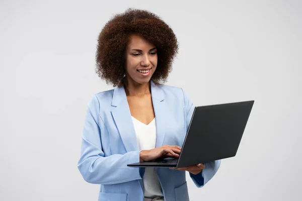 Χαμογελώντας Αφροαμερικανή Επιχειρηματίας Χρησιμοποιώντας Φορητό Υπολογιστή Απομονωμένο Στο Παρασκήνιο Νέος — Φωτογραφία Αρχείου