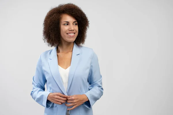 穿着时髦西服 面带微笑的非洲裔美国女商人的画像 背景上看起来孤立无援 成功的商业概念 — 图库照片