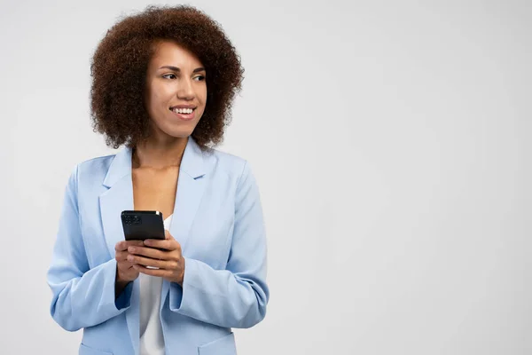 Vackra Leende Afroamerikanska Kvinna Som Håller Smartphone Med Hjälp Mobilapp — Stockfoto