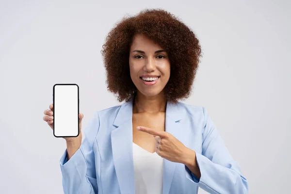 Gülümseyen Afro Amerikalı Kadın Elinde Cep Telefonu Alışverişi Ile Arka — Stok fotoğraf