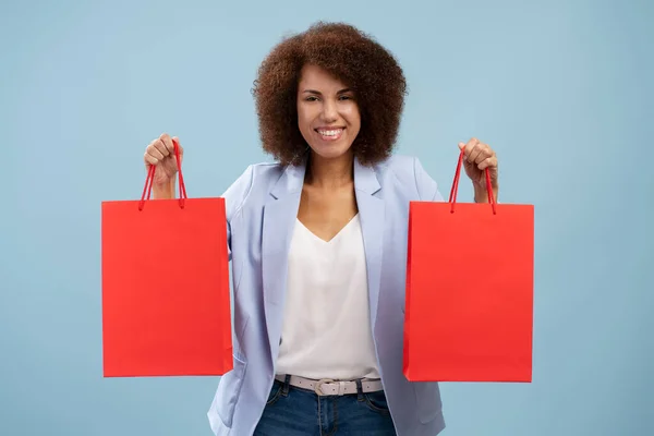 Mulher Afro Americana Excitada Segurando Sacos Compras Vermelhos Olhando Para — Fotografia de Stock