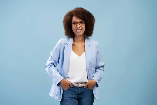 Portret Pewnej Siebie Uśmiechniętej Afro Amerykańskiej Biznesmenki Noszącej Stylowe Okulary — Zdjęcie stockowe