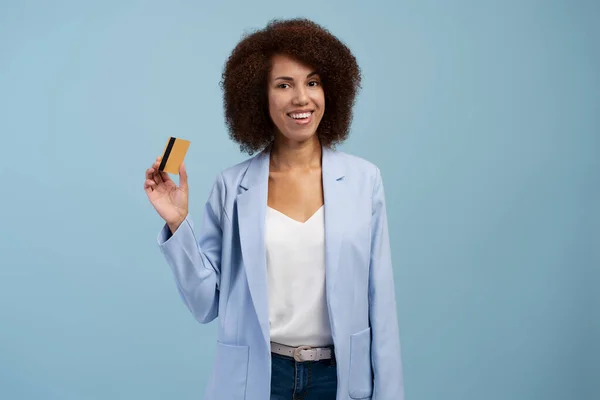 Portret Pięknej Uśmiechniętej Afroamerykanki Trzymającej Kartę Kredytową Niebieskim Tle Zakupy — Zdjęcie stockowe