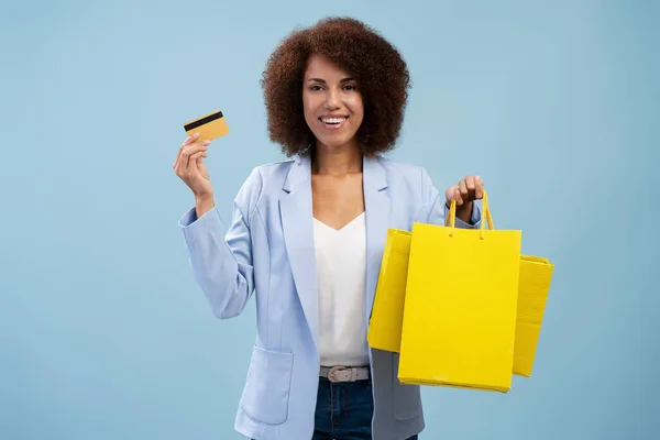 Mulher Afro Americana Sorrindo Segurando Cartão Crédito Sacos Compras Isolados — Fotografia de Stock