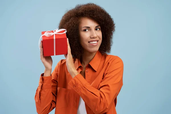 Glimlachende Afro Amerikaanse Vrouw Houden Geschenkdoos Feest Verjaardag Geïsoleerd Blauwe — Stockfoto