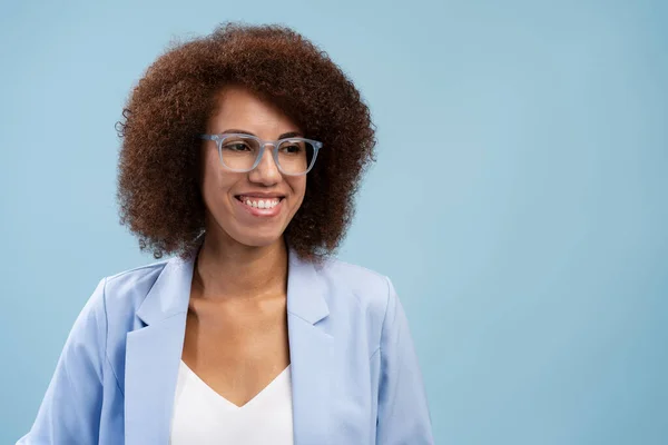 笑着自信的非裔美国女商人的肖像 戴着时髦的眼镜 蓝色背景隔离 复制空间 成功的商业概念 — 图库照片