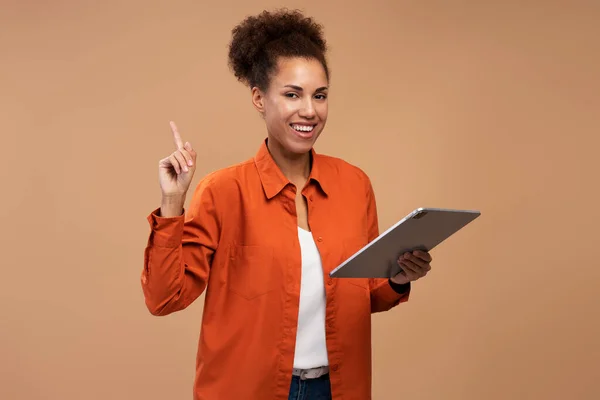 Χαμογελώντας Αφροαμερικανή Γυναίκα Χρησιμοποιώντας Ψηφιακή Ταμπλέτα Κρατώντας Δάχτυλο Επάνω Έχοντας — Φωτογραφία Αρχείου