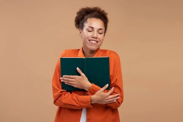 Glimlachende Afro Amerikaanse Vrouw Met Gesloten Ogen Holding Boek Liefde — Stockfoto