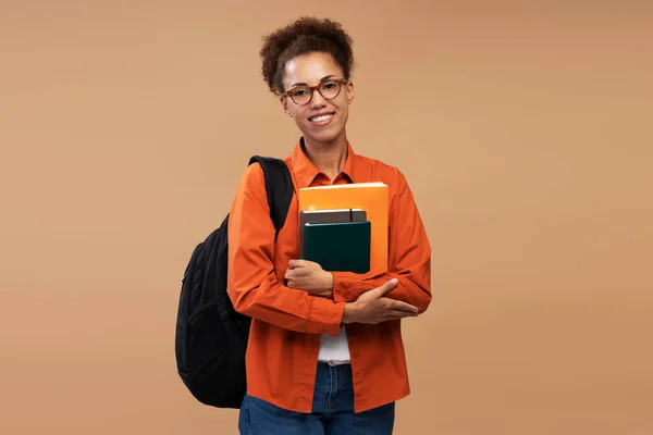 Gözlüklü Akıllı Gülümseyen Afrikalı Amerikalı Öğrenci Arka Planda Izole Edilmiş — Stok fotoğraf